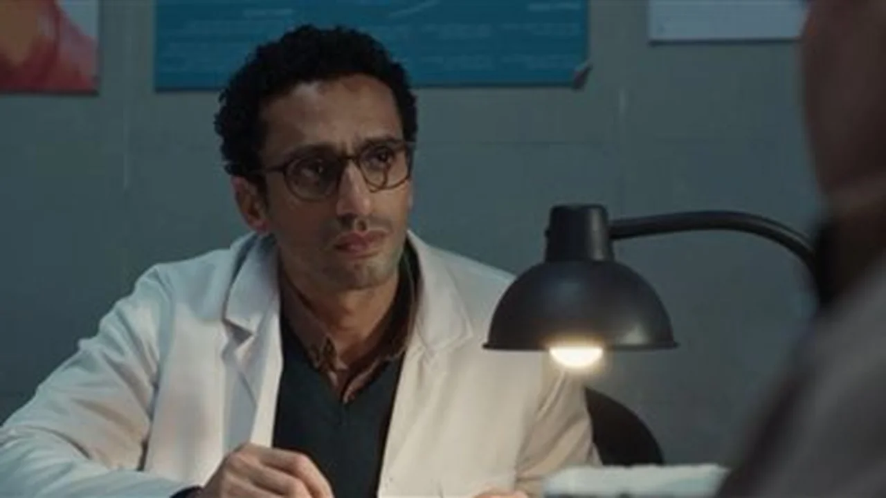 مسلسل عرض وطلب الحلقة الأولى.. محمد حاتم طبيب يواجه تحديات الحياة بمبادئه